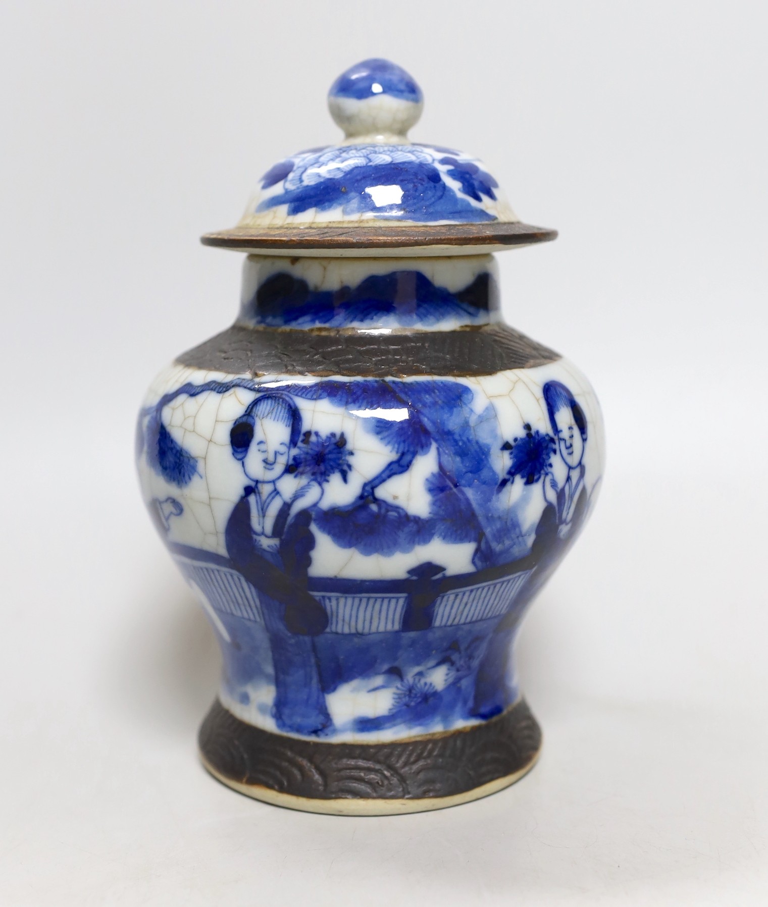 A 19th century Chinese blue and white crackle glaze vase and cover, 20cm